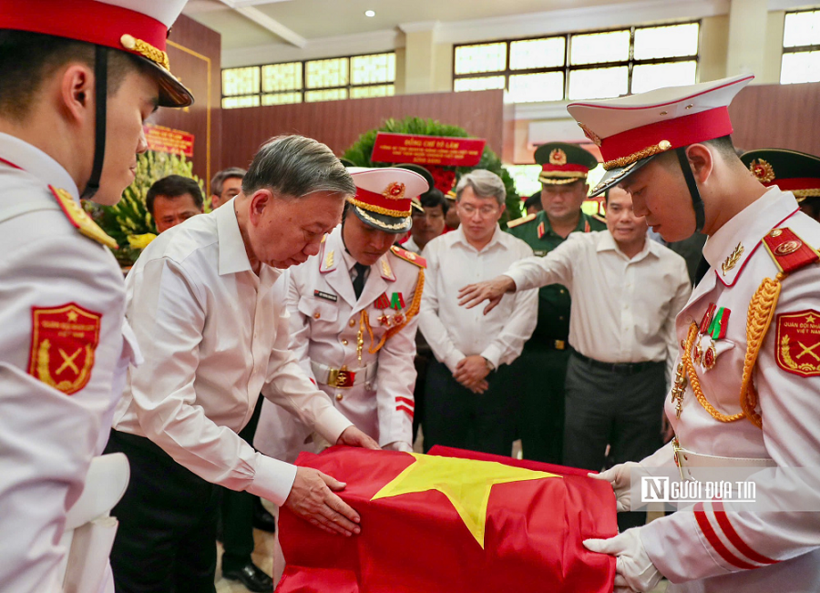 Tổng Bí thư, Chủ tịch nước Tô Lâm viếng các anh hùng liệt sĩ tại nhà tưởng niệm.