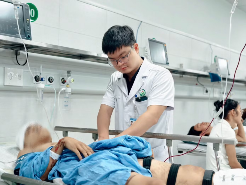 Bệnh nhân 18 tuổi đang được bác sĩ chăm sóc./ Ảnh: Tiền phong.