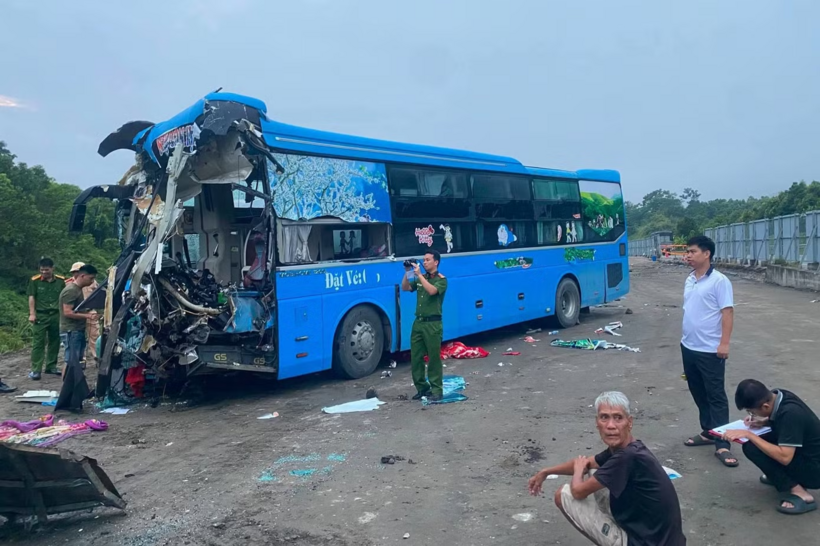Vụ va chạm khiến tài xế lái xe khách tử vong, 5 người bị thương./ Theo báo Tiền phong.