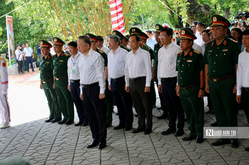 Tham gia chương trình còn có lãnh đạo Thành ủy, UBND Tp.HCM; Thủ trưởng Bộ Tư lệnh Quân khu 7; Thủ trưởng Bộ Tư lệnh Tp.HCM cùng đại diện các cơ quan chức năng và cấp ủy, chính quyền địa phương.