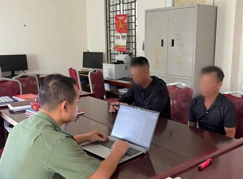 Công an phường Hải An xử phạt vi phạm hành chính 4,6 triệu đồng đối với ông L.X.Đ và L.V.T. Ảnh: Công an TP Hải Phòng
