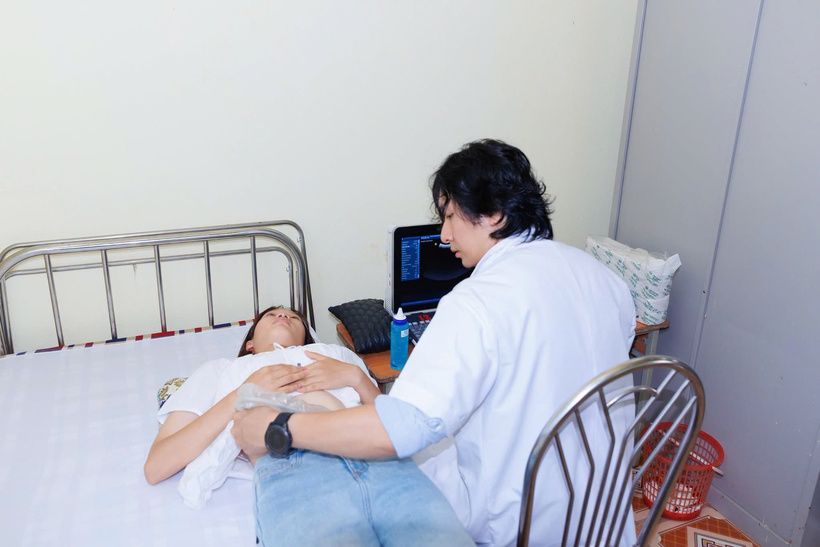 Bác sĩ Đoàn Văn Mạnh khám bệnh cho bệnh nhân. Ảnh: BSCC