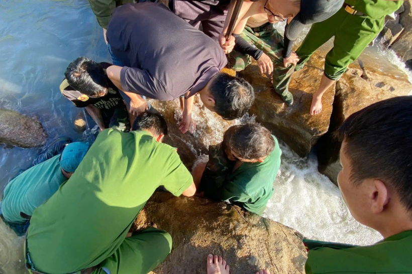 Lực lượng công an xã Đăk Mar cùng người dân giải cứu bé gái 10 tuổi bị trượt chân mắc kẹt ở suối. (Ảnh: Công an xã Đăk Mar)