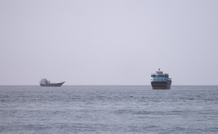 Các tàu thuyền tại eo biển Hormuz, nhìn từ Musandam, Oman. Ảnh: Reuters