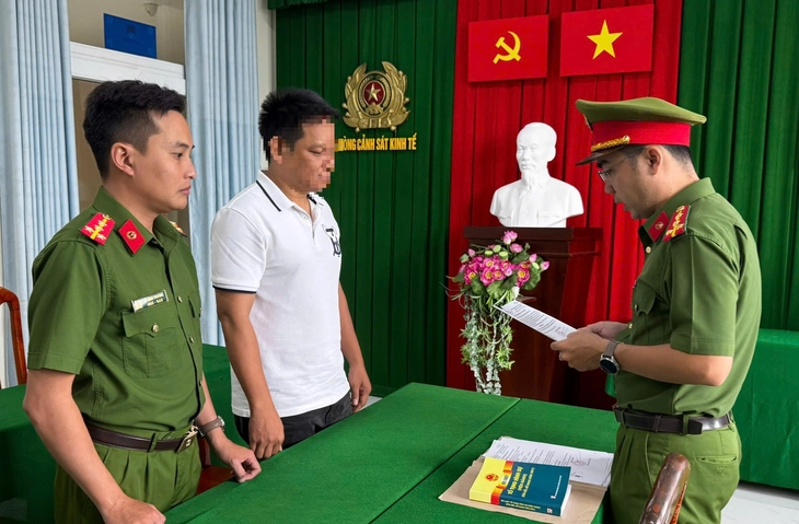 Công an tỉnh Vĩnh Long khởi tố bị can liên quan vụ kinh doanh 1.571 sản phẩm giả mạo nhiều nhãn hiệu nổi tiếng. (Ảnh: Công an Vĩnh Long)