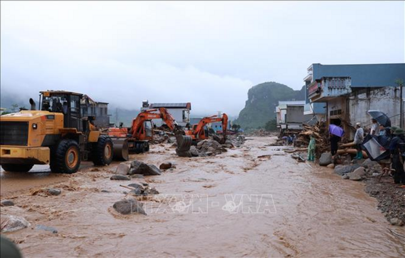 Các lực lượng nỗ lực khắc phục hậu quả mưa lũ tại xã Mường Than. Ảnh: Quý Trung/TTXVN