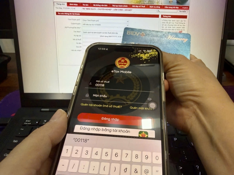 Người dân sử dụng eTax Mobile. Ảnh minh họa