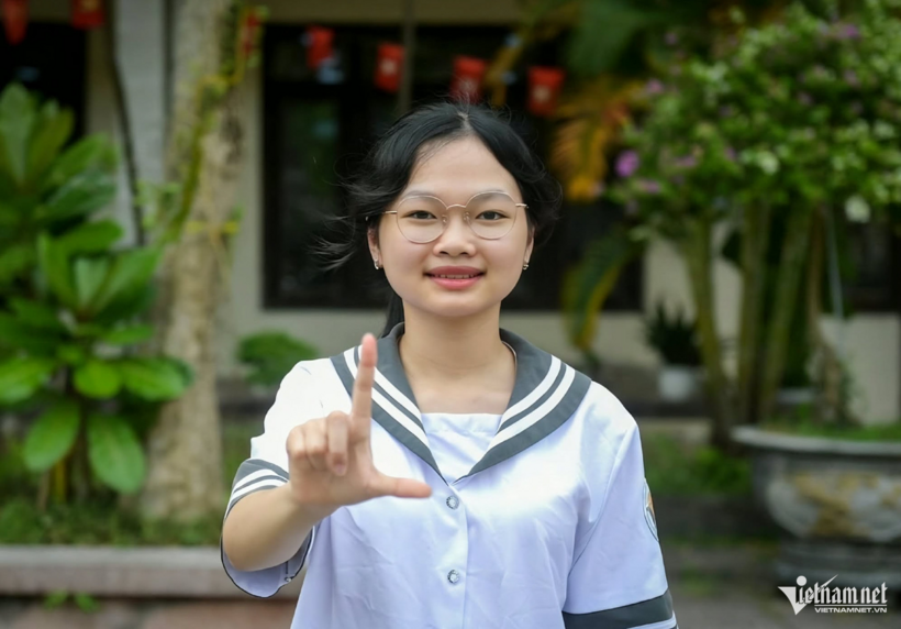 Em Nguyễn Thị Bích Ngọc, học sinh lớp 12 chuyên Lý, Trường THPT chuyên Lê Hồng Phong. Ảnh: VietNamnet