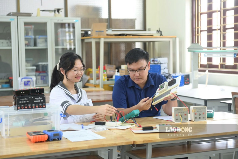 Em Nguyễn Thị Bích Ngọc và thầy giáo Nguyễn Hải Dương - giáo viên phụ trách đội tuyển học sinh giỏi quốc gia môn Vật lý - Trường THPT chuyên Lê Hồng Phong. Ảnh: Lao động