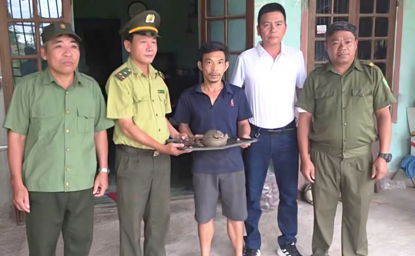 Đại diện cơ quan kiểm lâm, chính quyền địa phương tiếp nhận cá thể tê tê Java quý hiếm. (Ảnh: Tiền phong)