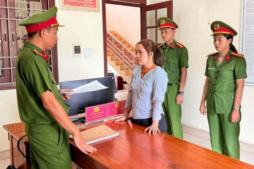 Công an bắt tạm giam Hoàng Thị Lý (Ảnh: Công an Đà Nẵng)/ Dân Trí