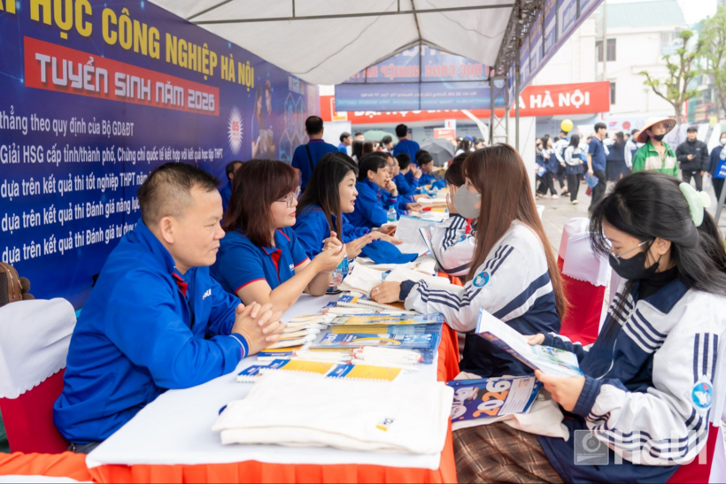 Ngày hội tuyển sinh trường Đại học Công nghiệp Hà Nội. Ảnh: Haui