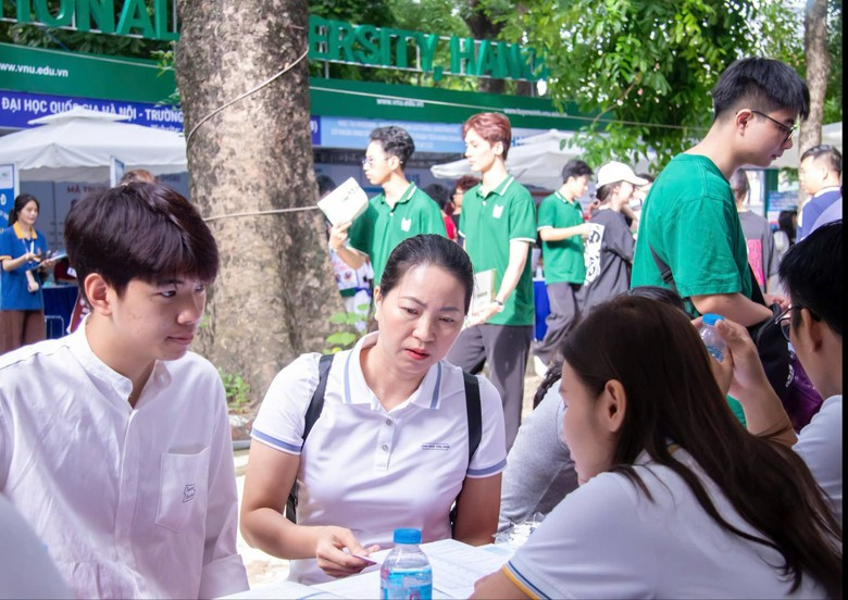 Thí sinh tham khảo thông tin tuyển sinh đại học năm 2026. Ảnh: Báo Xây dựng