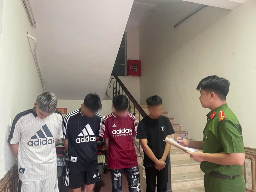 Lực lượng chức năng đang làm việc với các đối tượng tại Cơ quan Công an. Ảnh CACC