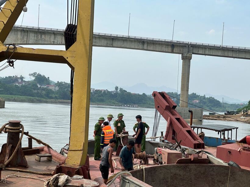 Lực lượng Cảnh sát PCCC&CNCH Công an tỉnh Phú Thọ phối hợp các đơn vị triển khai phương án trục vớt hai tàu bị chìm. Ảnh Công an tỉnh Phú Thọ.