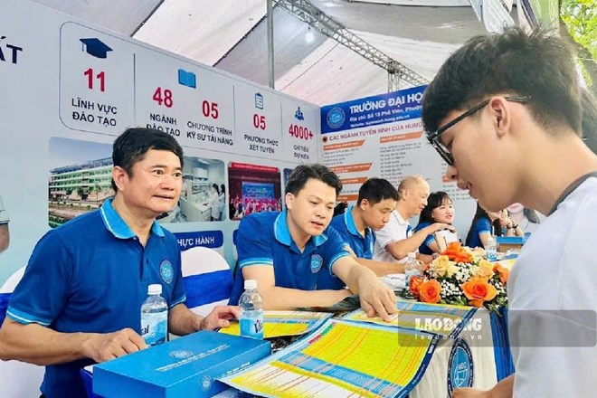 Thí sinh tìm hiểu thông tin tuyển sinh vào Trường Đại học Mỏ - Địa chất năm 2026. Ảnh: Vân Trang/ Lao động.