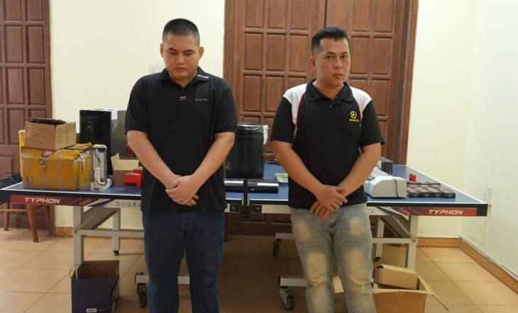 2 bị can Nguyễn Hữu Chí và Trần Lâm Thanh Phong bị khởi tố về hành vi làm giả con dấu, tài liệu của cơ quan, tổ chức. Ảnh: Tuổi trẻ Online