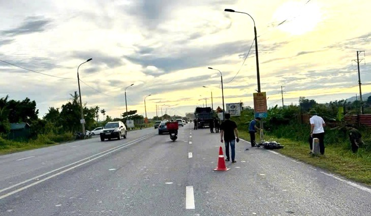 Hiện trường vụ tai nạn giao thông khiến bà N.T.T tử vong. Ảnh: Cơ quan Công an./ Theo Sức khỏe và Đời sống.