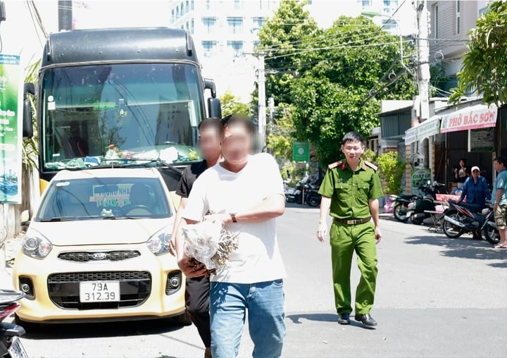 Du khách mang san hô khai thác trái phép giao nộp cho lực lượng chức năng./ Theo VTC News.