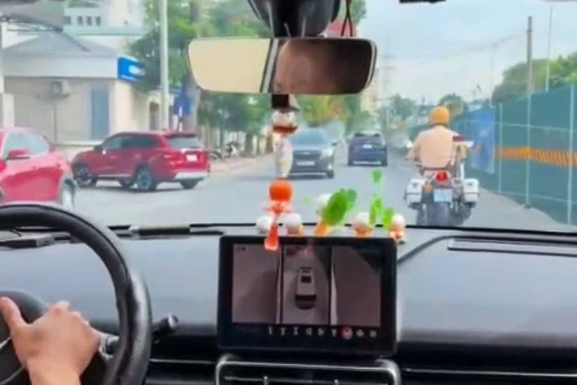 Tổ công tác sử dụng xe chuyên dụng mở đường cho xe chở sản phụ.