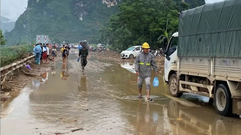 Sau hơn 2 ngày nỗ lực khắc phục hậu quả mưa lũ, các phương tiện có tải trọng dưới 3,5 tấn đã được lưu thông qua đoạn Km354 Quốc lộ 32. Ảnh Cục Đường bộ Việt Nam