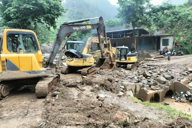Đơn vị quản lý đường bộ tiếp tục xử lý các điểm sạt lở trên tuyển đường tỉnh 109 từ xã Mường La - xã Ngọc Chiến, tỉnh Sơn La. Ảnh: UBND xã Ngọc Chiến/ Theo Lao động.