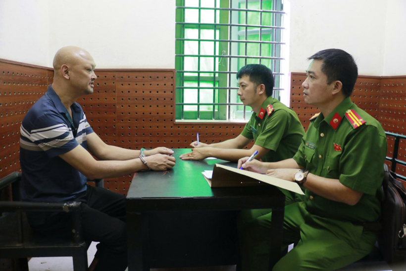 Cơ quan Công an lấy lời khai một đối tượng trong vụ án. Ảnh: Công an Nghệ An