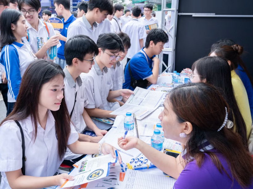 Sau khi kết thúc thời gian đăng ký nguyện vọng xét tuyển đại học, nhiều trường đại học tại khu vực TP.HCM đã ghi nhận số lượng lớn thí sinh đăng ký thông qua Hệ thống hỗ trợ tuyển sinh chung của Bộ GD&ĐT. Ảnh minh họa: Báo Chính phủ