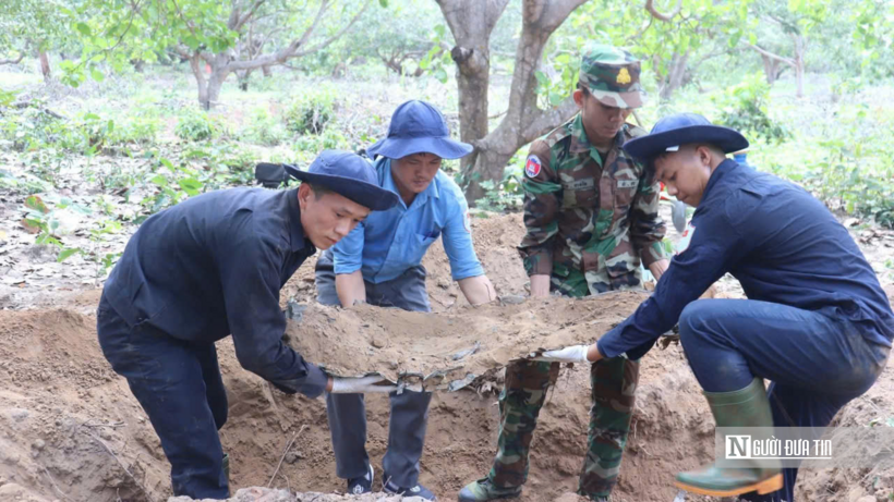 Cán bộ, chiến sĩ Đội K72 phối hợp với lực lượng chức năng Campuchia cẩn trọng cất bốc hài cốt liệt sĩ được phát hiện trong quá trình tìm kiếm, quy tập, góp phần đưa các anh hùng liệt sĩ trở về với đất mẹ sau nhiều thập niên nằm lại nơi đất bạn.