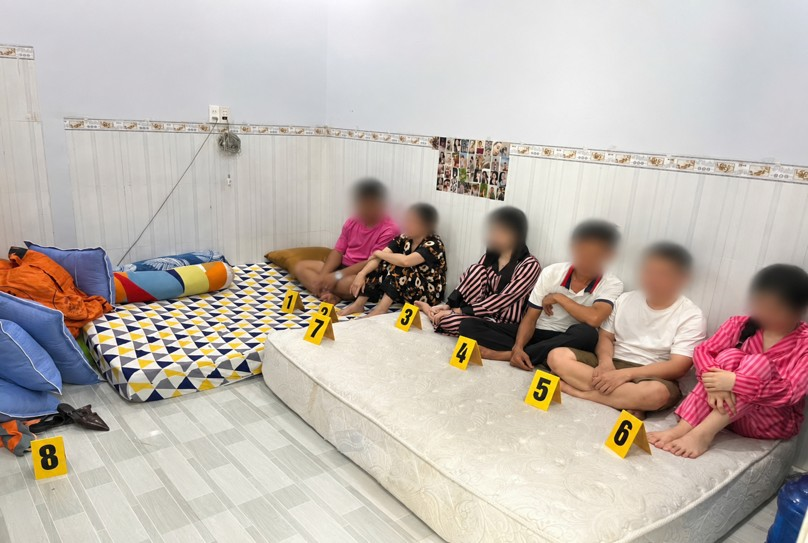 Công an bắt quả tang nhóm đối tượng có hành vi tổ chức sử dụng trái phép chất ma túy trong căn nhà cho thuê. (Ảnh: Công an tỉnh Lâm Đồng)