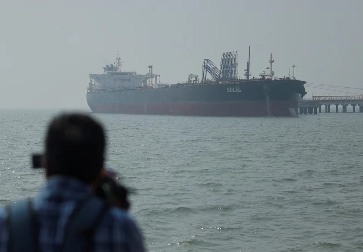 Tàu chở dầu cỡ Suezmax tại Mumbai (Ấn Độ) sau khi di chuyển qua eo biển Hormuz - Ảnh: Reuters