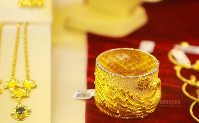 Thị trường trong nước, giá vàng miếng và vàng nhẫn tiếp tục đi ngang. Trong khi đó, giá vàng thế giới được dự báo còn nhiều biến động và có thể tiếp tục giảm trong ngắn hạn. Ảnh minh họa/Lao động