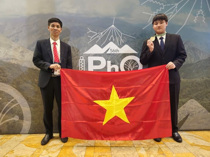 Em Tạ Ngọc Minh và thầy giáo tại cuộc thi Olympic Vật lý quốc tế lần thứ 5. Ảnh: VTC News