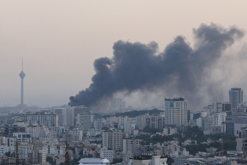Đài truyền hình Iran bị tấn công (Ảnh: Reuters).