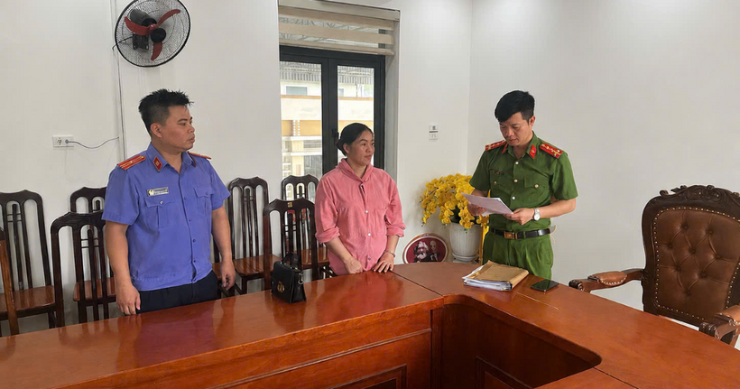 Điều tra viên và Kiểm sát viên tống đạt Quyết định khởi tố bị can đối với Bùi Thị Thon. (Ảnh: Công an Phú Thọ)