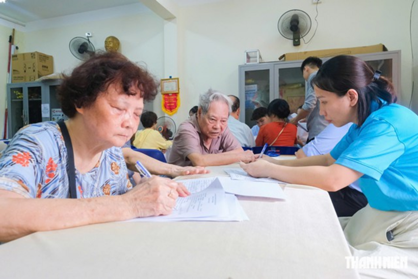 Người hưởng lương hưu tại Hà Nội làm giấy ủy quyền nhận lương hưu. Ảnh: Thanh Niên