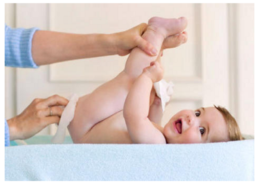 Cha mẹ cần giữ cho da bé luôn khô thoáng, sạch sẽ để hạn chế tình trạng bị hăm