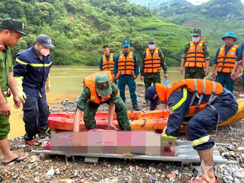 Tìm thấy thi thể một nạn nhân trong vụ hai người mất tích trên sông Nho Quế. (Ảnh: QĐND)