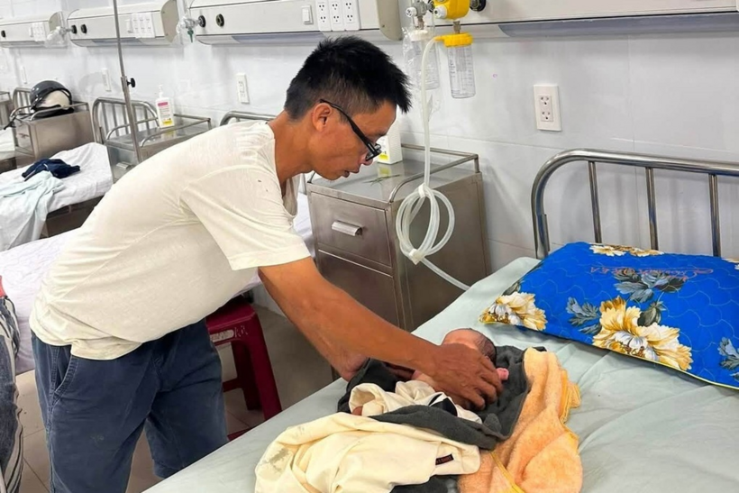 Bé trai sơ sinh bị bỏ rơi được người dân phát hiện đưa đi bệnh viện cấp cứu. (Ảnh: Dân trí)