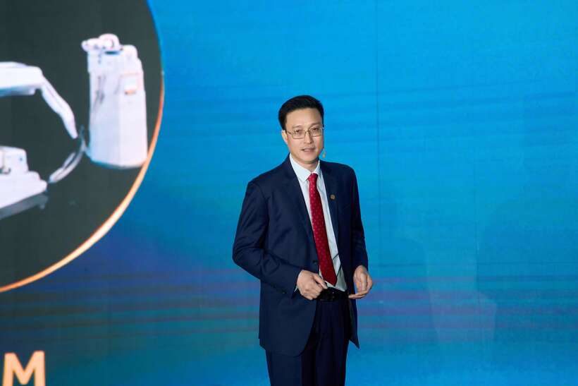 TTƯT.PGS.TS.BS Hoàng Gia Du - Giám đốc Bệnh viện Vinmec Smart City - chia sẻ tầm nhìn về tương lai của ngoại khoa tại sự kiện ra mắt Trung tâm Phẫu thuật Robot Công nghệ cao Vinmec.