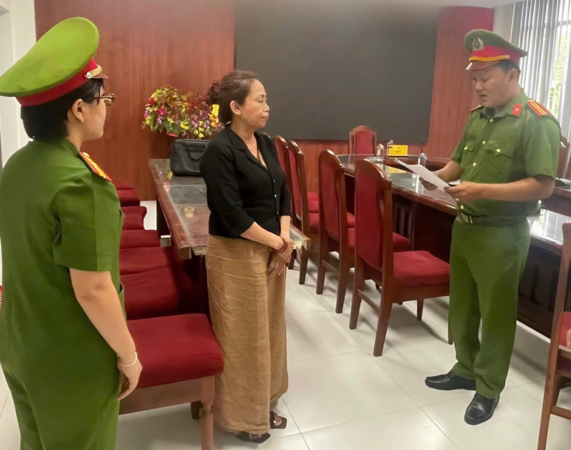 Cơ quan Cảnh sát điều tra tống đạt các quyết định đối với Nguyễn Thị Lệ Hoa. (Ảnh: Công an TP.Đà Nẵng)