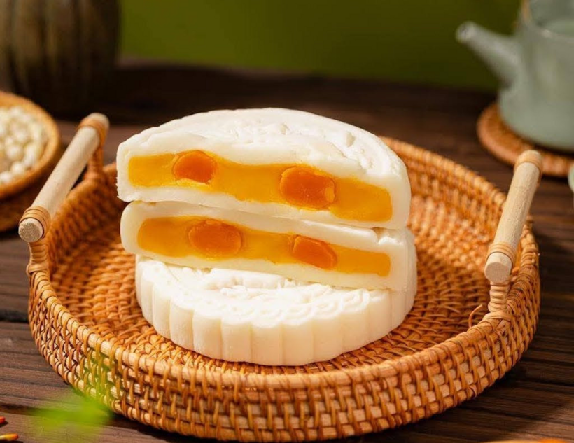 Bánh dẻo nhân trứng muối. Ảnh: Nguyễn Huyền/VietNamnet