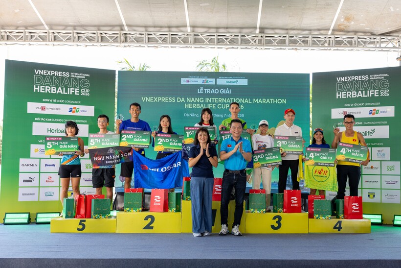 Ông Nguyễn Thành Đạt - Giám đốc Truyền thông Cấp cao Herbalife Việt Nam trao giải cho các runner đạt giải