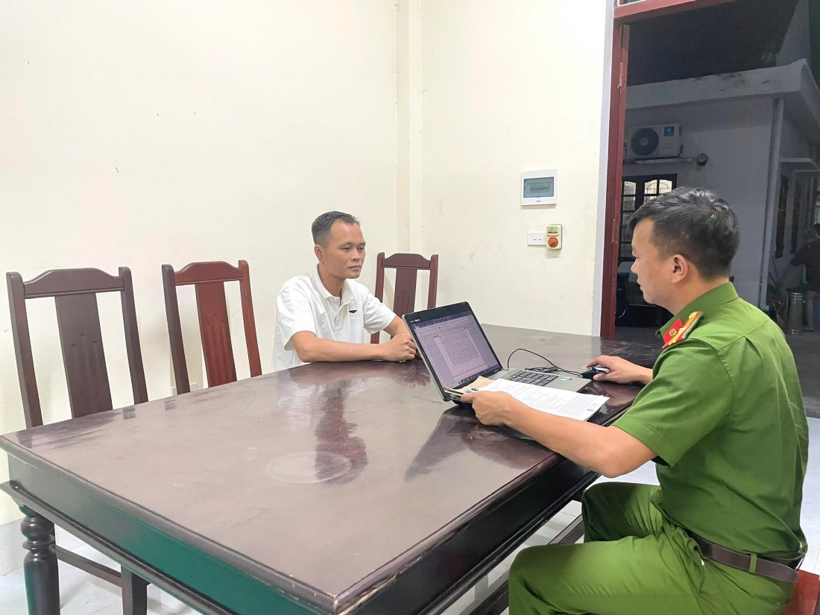 Cơ quan Công an lấy lời khai một đối tượng trong chuyên án. (Ảnh: Công an tỉnh Nghệ An)