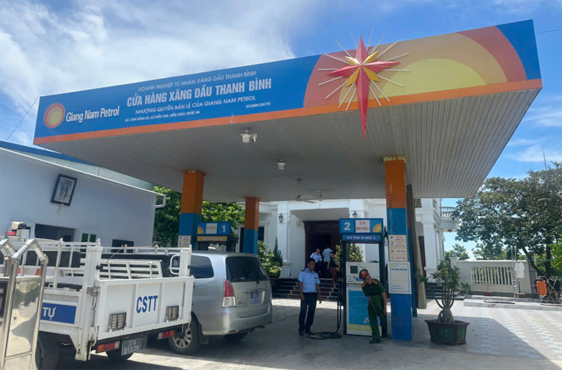 Lực lượng chức năng kiểm tra đột xuất tại cửa hàng xăng dầu Thanh Bình. (Ảnh: Chi cục QLTT Nghệ An)