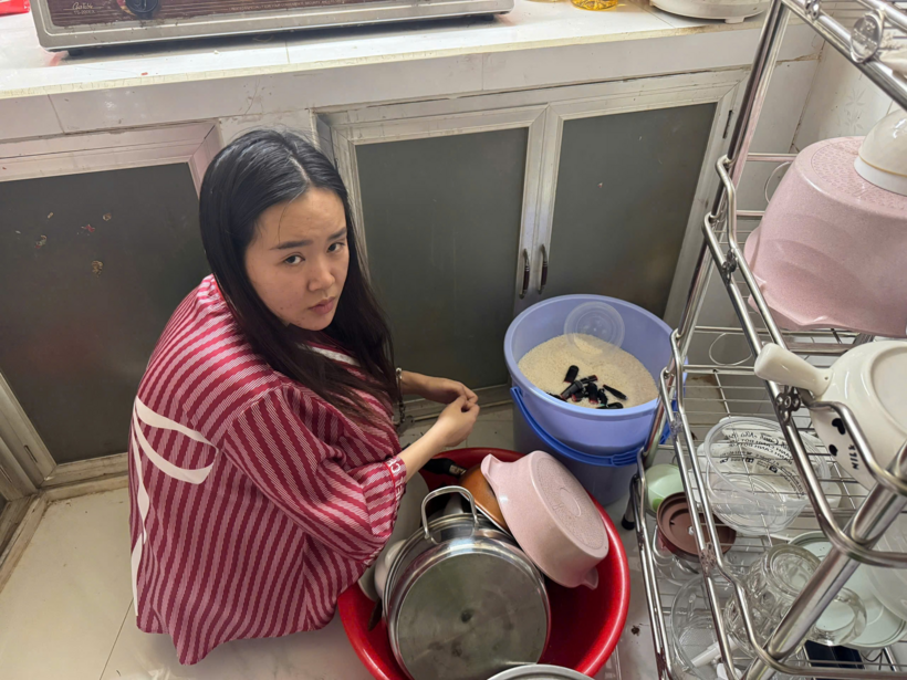 Đối tượng Huỳnh Ngọc Thuý Như và tang vật là các đầu đốt tinh dầu chứa ma tuý etomidate được giấu trong thùng gạo. (Ảnh: Công an TP.HCM)