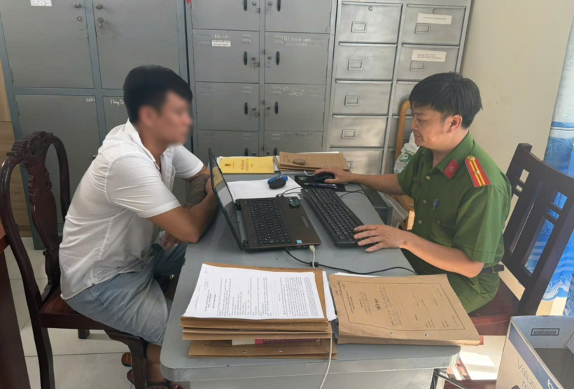 Trần Văn Vương đến cơ quan Công an đầu thú. (Ảnh: Công an TP.Đồng Nai)