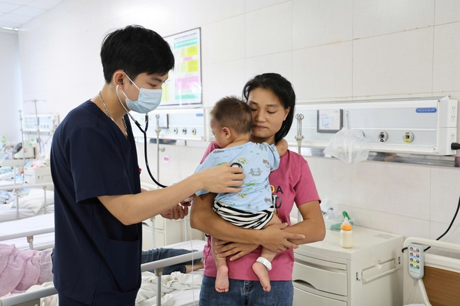 Trẻ được cứu sống sau nhiều ngày điều trị tích cực. Ảnh: BVCC.