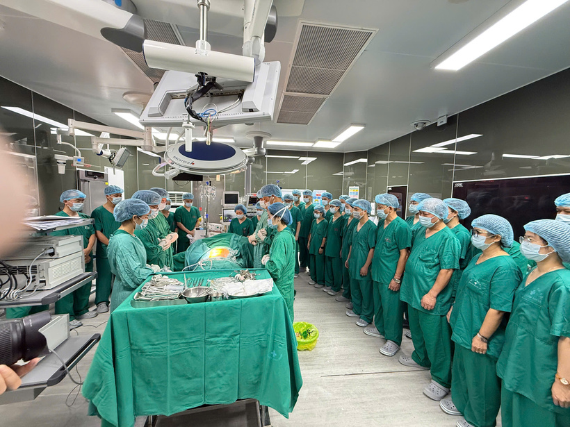 Các bác sĩ tri ân trước người đàn ông chết não hiến tạng cứu 3 người. Ảnh: BVCC