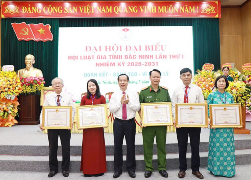 Các cán bộ, hội viên có thành tích xuất sắc trong công tác tuyên truyền, phổ biến giáo dục, xây dựng pháp luật được tặng bằng khen (Ảnh: Tuyết Mai).